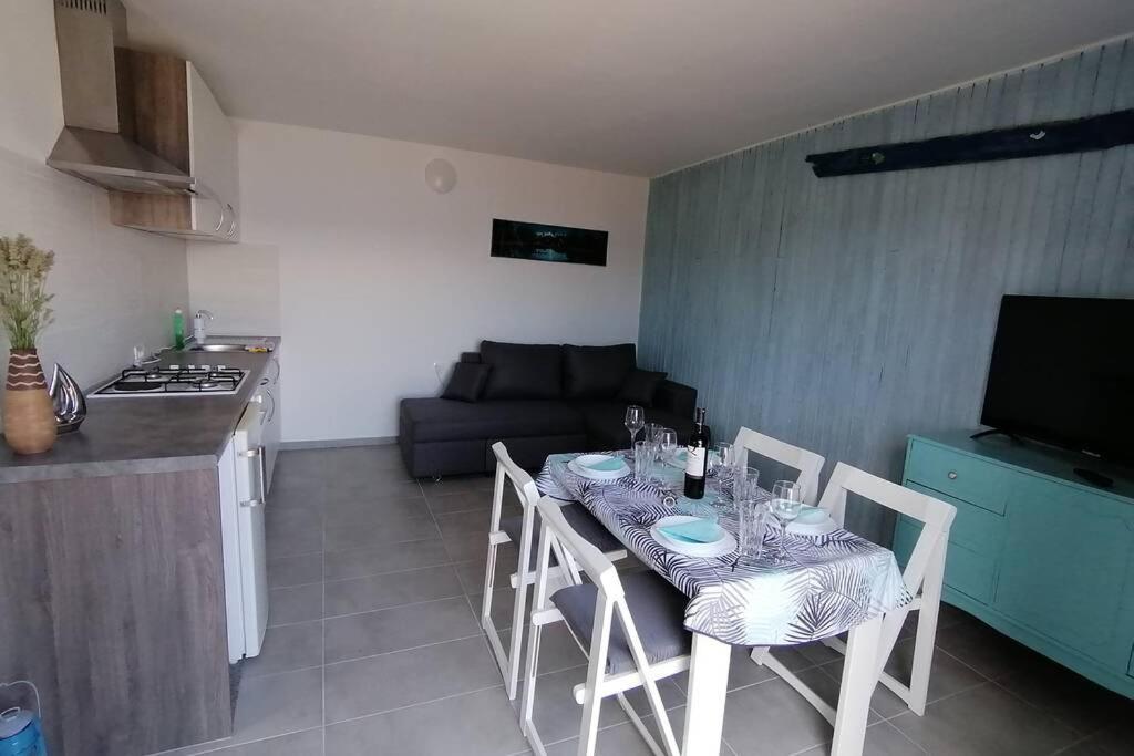 Apartment By The Sea- Santa Marina Raša Екстериор снимка